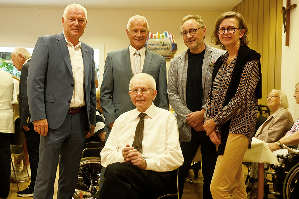 Karl-Heinz Hermans gratulieren im Café des Von-Broichhausen-Stifts (von rechts) stellvertretende Landrätin Heike Höltken, Stiftungs-Vorstand Jürgen Brockmeyer, stellvertretender Bürgermeister Hans-Peter van der Bloemen und Bürgermeister Christoph Dellmans.