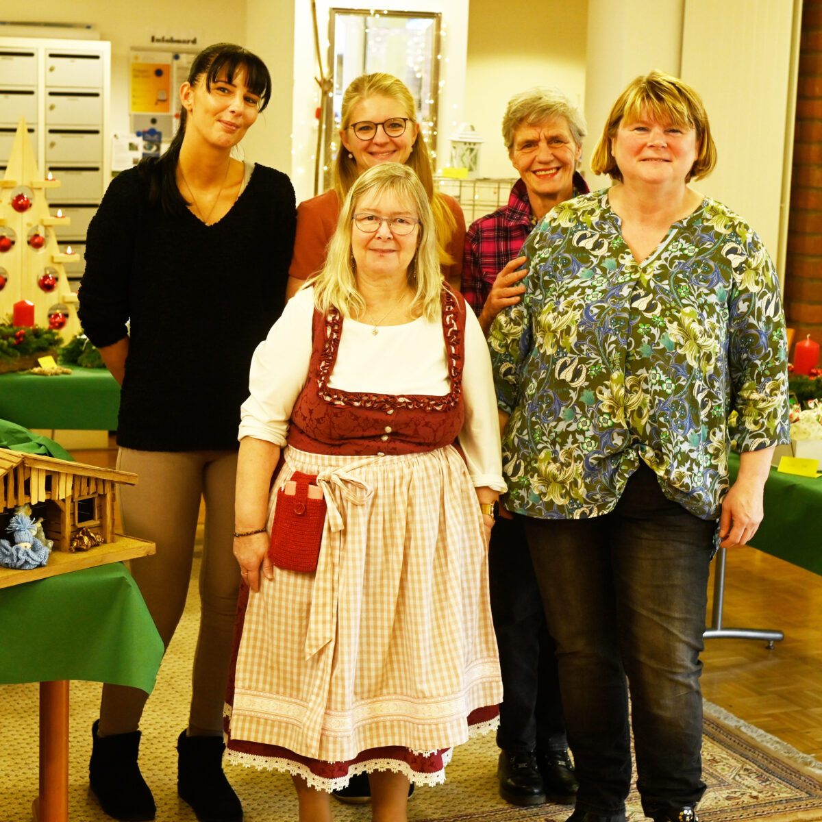 Von Rechts: Anja Stammen, Walburga Backes, Birgit Hahnen, Esther Fidelak, Daniela Schottes sowie das komplette Team des Sozialen Dienstes bilden das Vorbereitungs-Komitee des Adventsbasars.