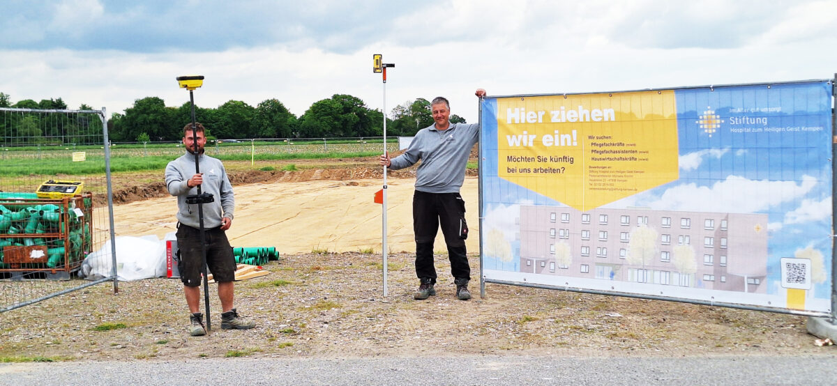 Die ersten Handwerker auf der Baustelle sind Lukas Lehnhoff (links) und Marius Müller von der Firma Rocholl Garten-, Landschafts-, Tiefbau. Foto: Axel Küppers