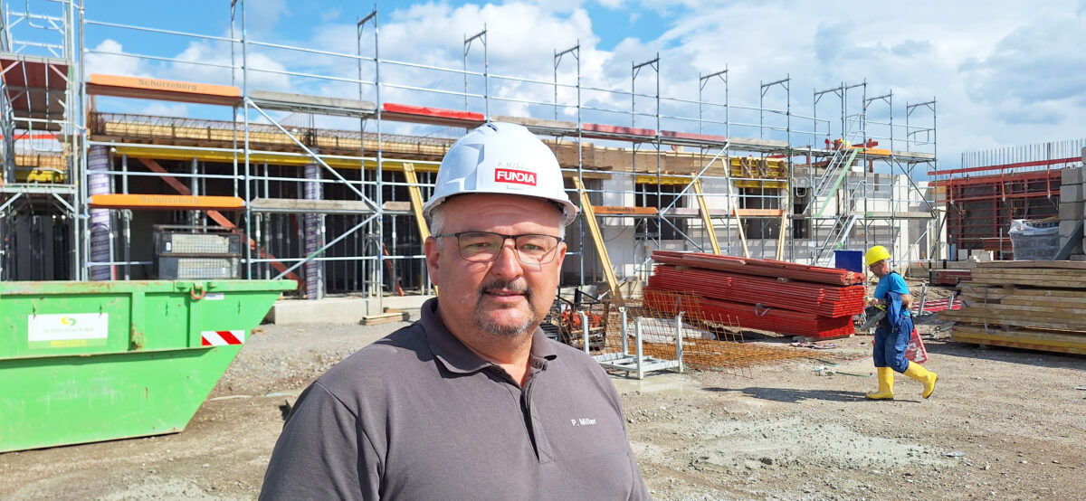 Optimistisch: Polier Paul Miller auf der Neubaustelle des Stifts-Campus am Schmeddersweg.