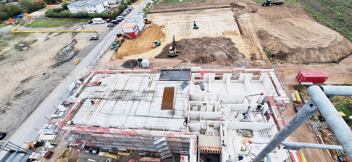 Blick aus 30 Metern Höhe vom Kran auf die Neubaustelle des Von-Broichhausen-Ensembles.