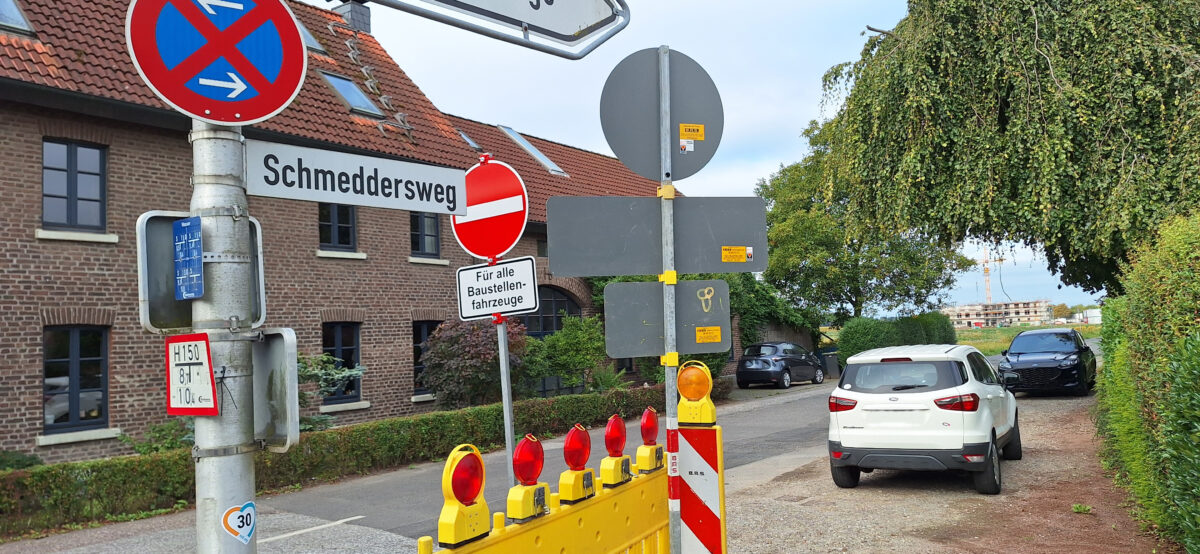 Lkw, die die Baustelle Von-Broichhausen-Ensemble mit Material versorgen, können von der Berliner Allee aus nicht mehr über den Schmeddersweg fahren. Die Zufahrt läuft