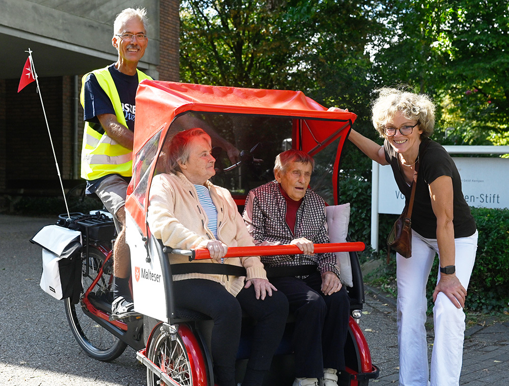 Los geht's ab Von-Broichhausen-Stift: Kathi Goetzens vom Sozialen Dienst wünscht am Von-Broichhausen-Stift „gute Fahrt“ für Rosemarie Theißen (links) und Elisabeth Keller. Rikscha-Pilot ist Christoph Duffhaus.