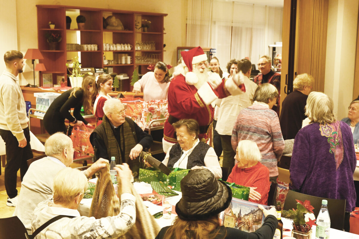 Am 24.12.2025 ist im Von-Broichhausen-Stift Bescherung für einsame Menschen.