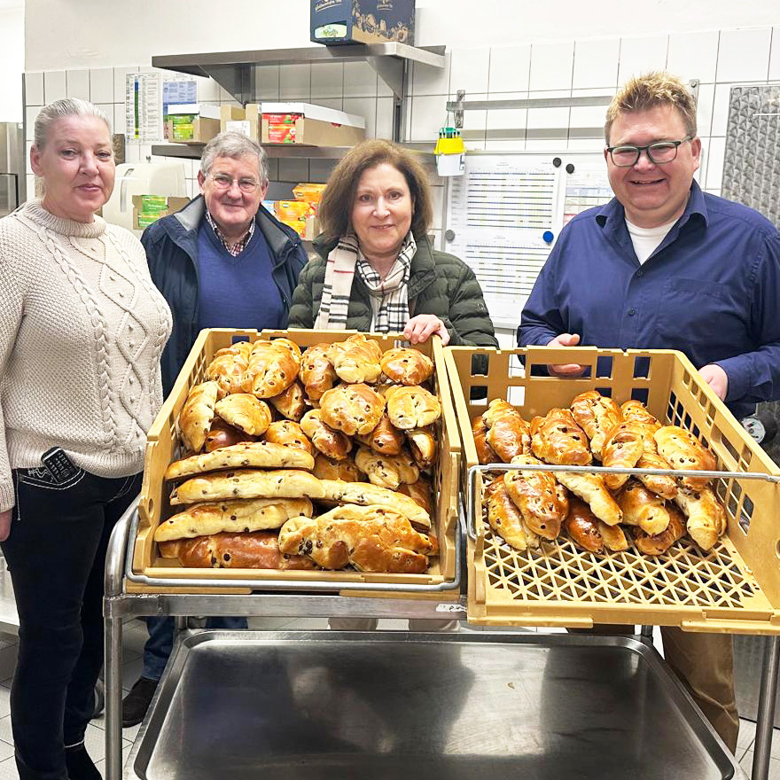 Die Förderkreis-Vorsitzende Elisabeth Seyrich (2.v.r.) und ihr Ehemann Dr. Rolf Seyrich (2.v.l.) - ebenfalls im Förderkreisvorstand - übergeben die Weckmänner im Von-Broichhausen-Stift an Pflegedienstleiterin Yvonne Brendike und Hauswirtschaftsleiter Holger Schuster.