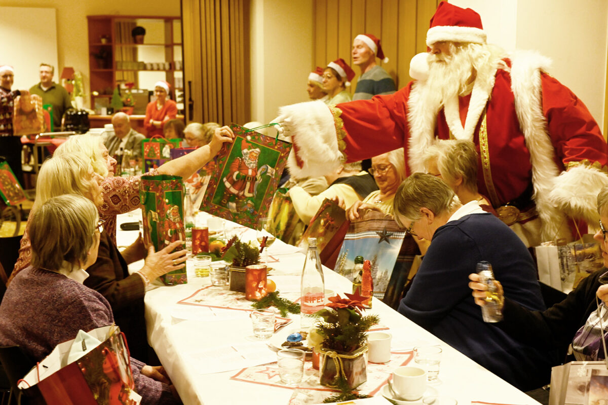 Die Bescherung ist der Höhepunkt von Heiligabend-mal-anders im Von-Broichhausen-Stift.