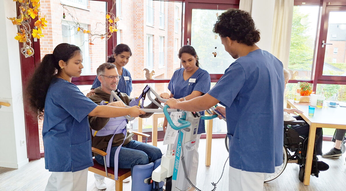Intenationale Arbeitskräfte in der Pflege sind wissbegierig und fleißig. Foto: Axel Küppers