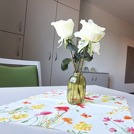 Behaglich, komfortabel, modern und zweckmäßig: ein Musterzimmer im Haus Martin ist eingerichtet.