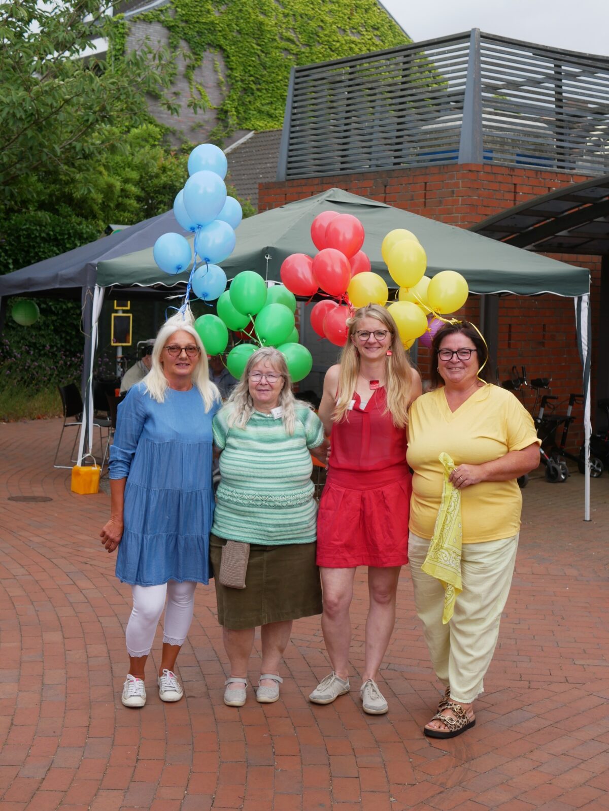 Blau – grün – rot - gelb – das Team der Sozialen Betreuung lässt farblich zur Kleidung angepasste Ballons aus dem Haar aufsteigen (von links): Hanna Zagorny, Birgit Hahnen, Esther Fidelak, Manuela Albrecht-Collmann.