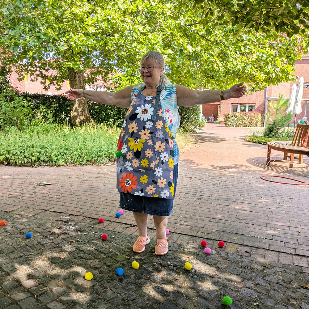 Birgit Hahnen bietet sich als Zielschiebe für Wasserbälle an.